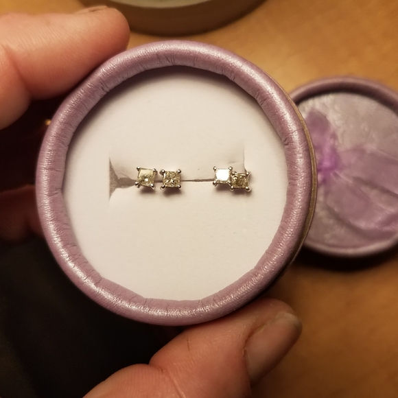 2 pair of diamond earrings - Picture 7 of 8